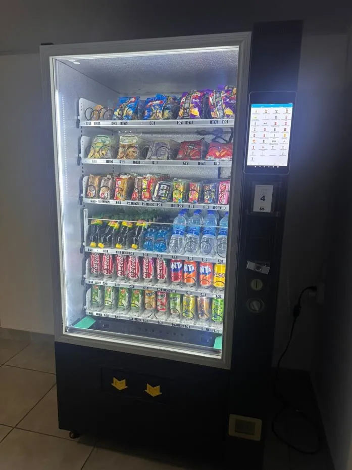 Vending machine de VM Services en el área común de PH Amitié, con snacks y bebidas